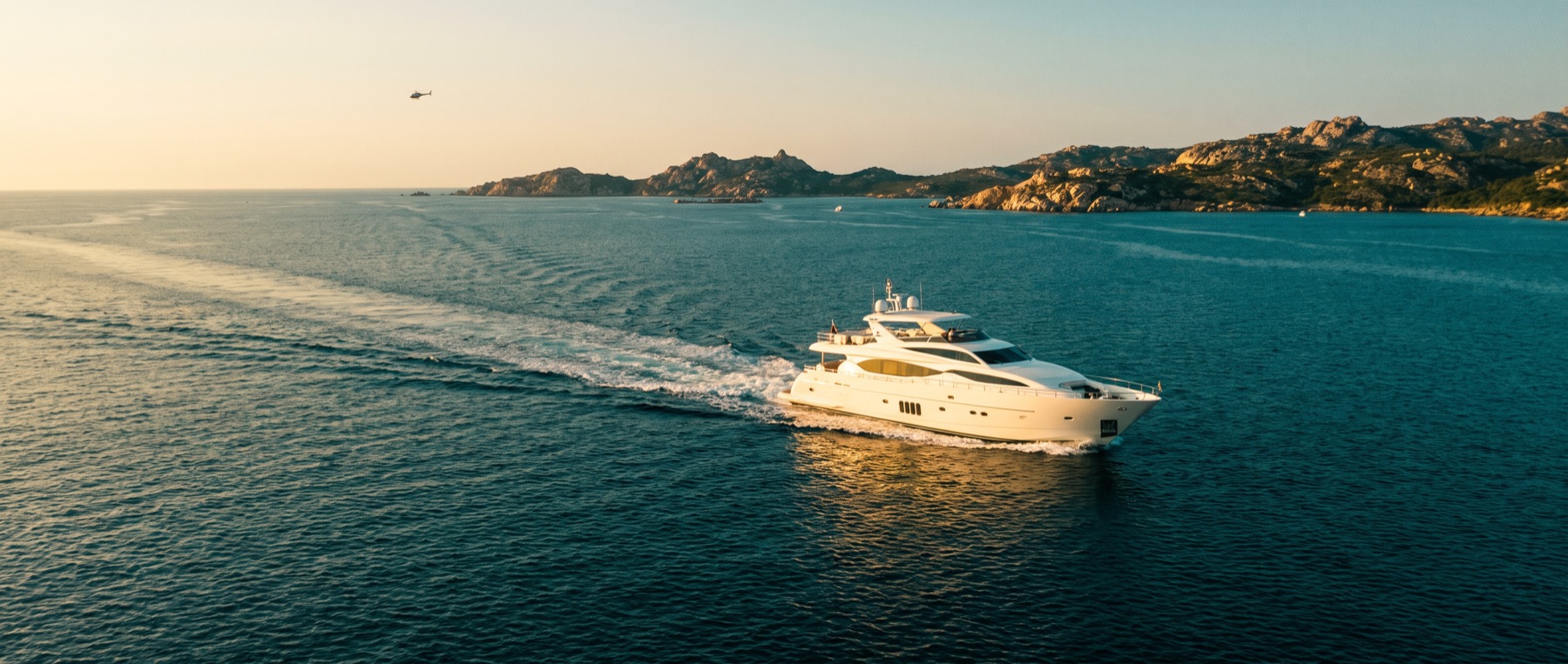 Yacht in navigazione nell'arcipelago della Maddalena al tramonto